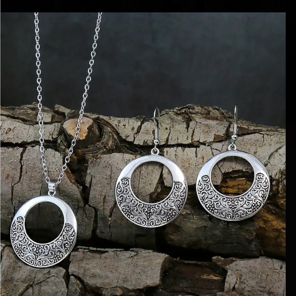 Boho Vintage Silver Earrings and Necklace Set - Picture 4 of 8